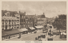 865088 Gezicht op de oostelijke gevelwand van het Vredenburg te Utrecht, met links het hotel De l'Europe (Vredenburg 14).